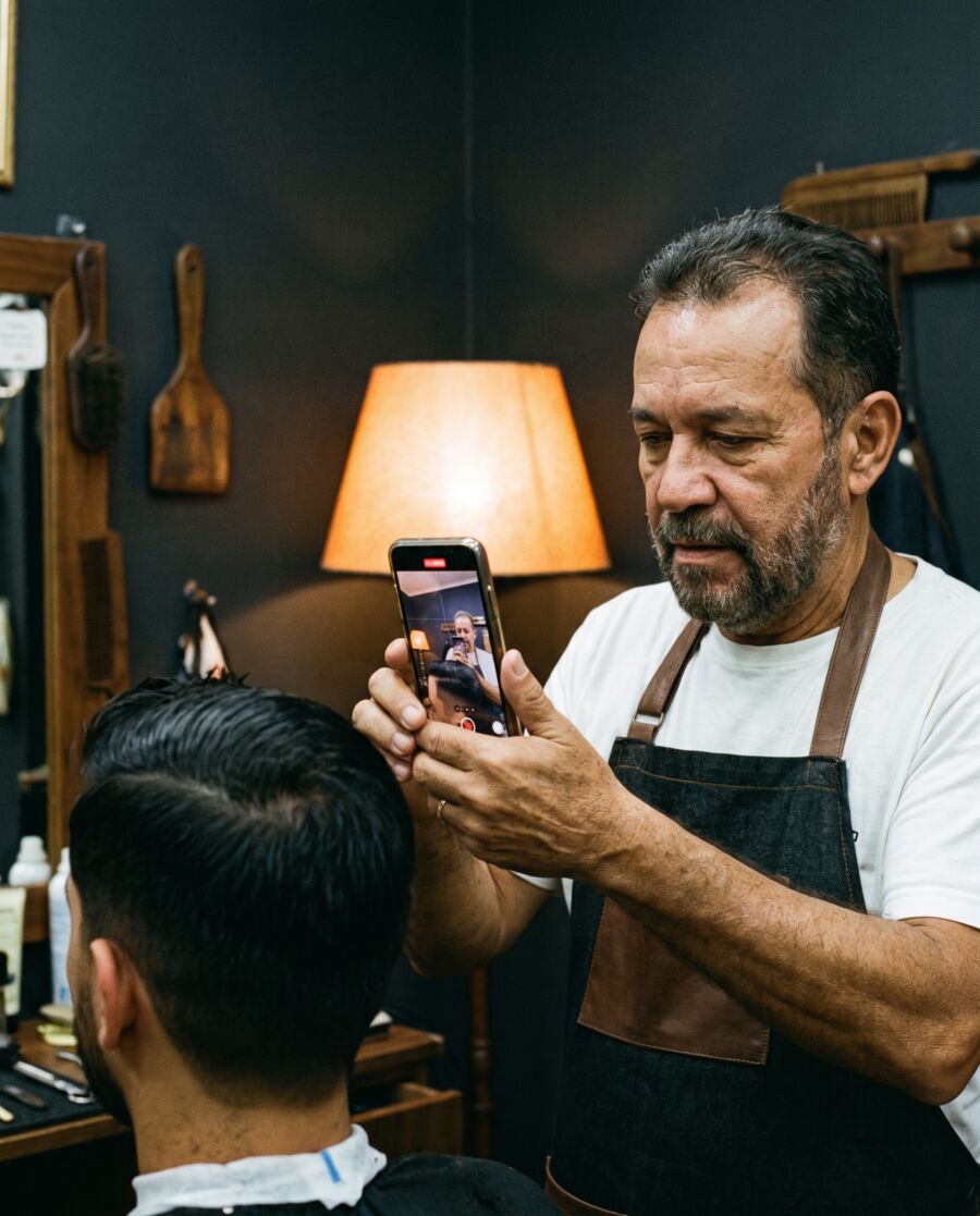 Barbeiro gravando um corte